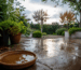 Agua acumulada en un jardín después de la lluvia